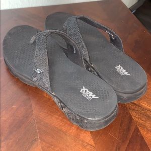 Sketchers size 10 Yoga-like flip flops